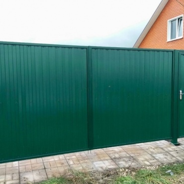 Ворота откатные с профнастилом зеленые 2750x2000