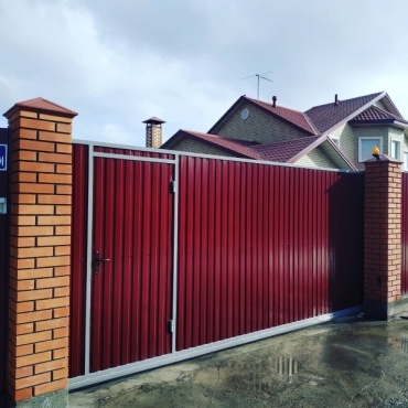 Откатные ворота с калиткой красные 2750x2250