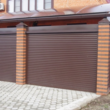 Рулонные секционные ворота в коттедж 2500x2500