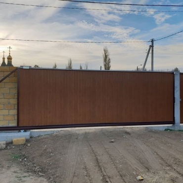 Ворота откатные на рельсе отделка под дерево 2100x1700