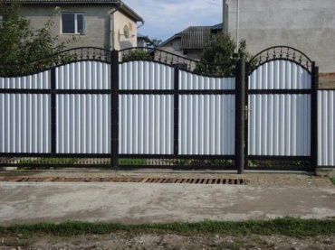 Ворота распашные металлические с калиткой из профнастила
